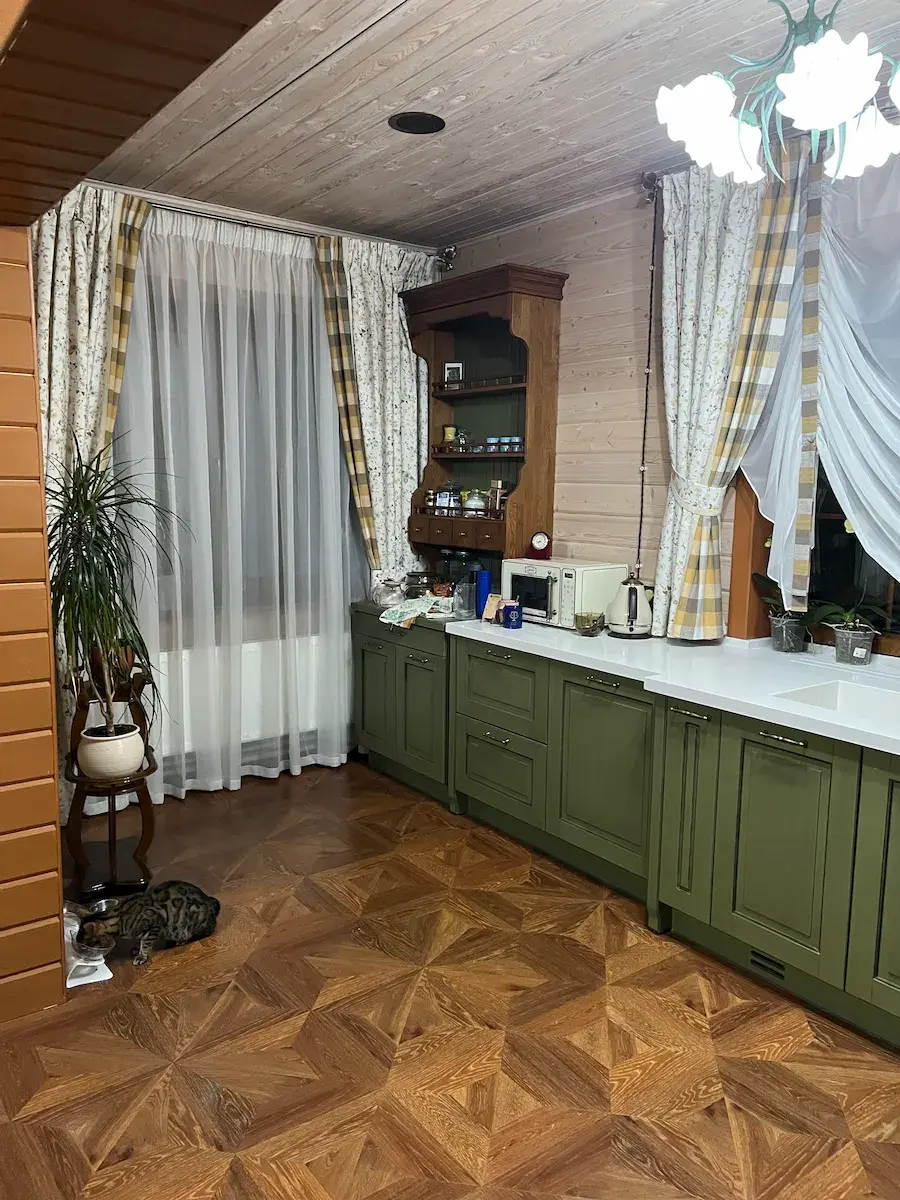 Дизайн штор в стиле романтизм для кухни в деревянном доме, Подмосковье