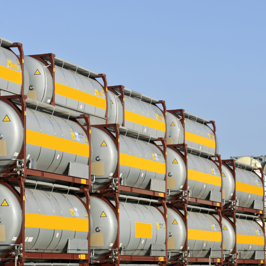 Транспорт нефти. Контейнер-цистерна для перевозки опасных грузов ткл т 11. Автомобили перевозящие опасные грузы. Цистерны для перевозки опасных грузов. Перевозка опасных грузов.