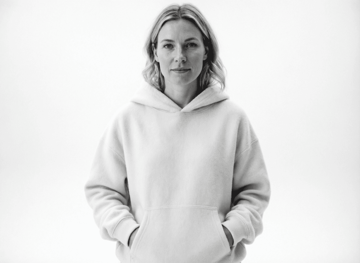 белое худи с капюшоном