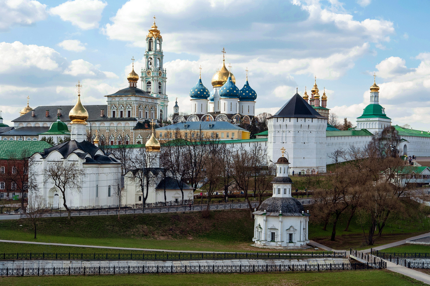 Вид на Троице-Сергиеву лавру из окон хостела «Фокс хаус»