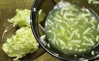 Приготовление запеканки из кабачков и картофеля в духовке: шаг 3