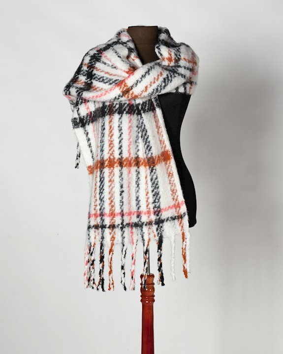 Зимни дамски шалове в модерни цветове от Ефреа
