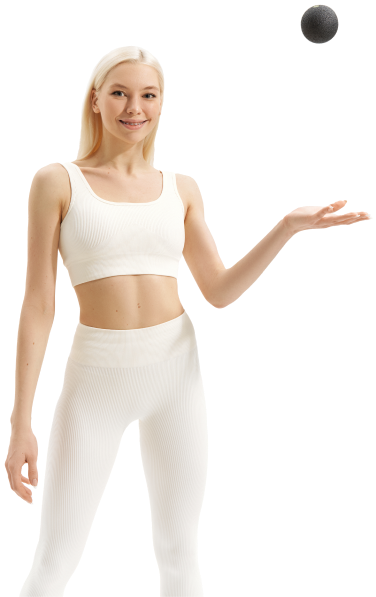 девушка подбрасывает мяч