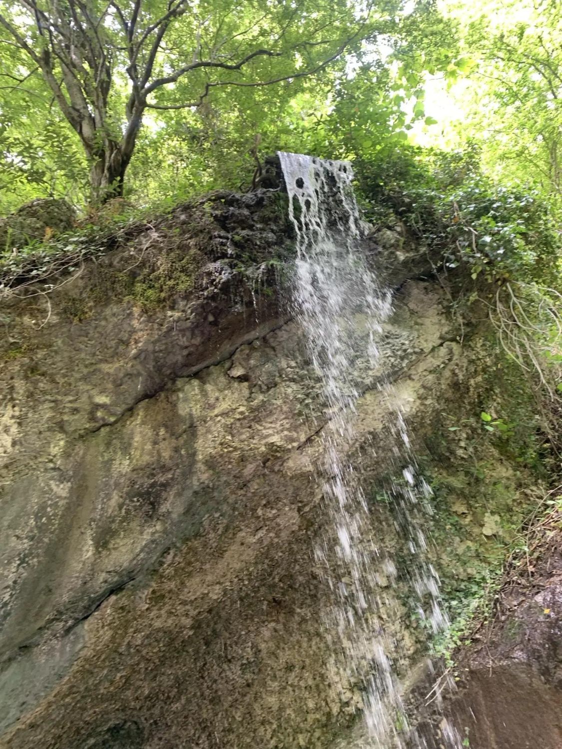 Водопад со скалы
