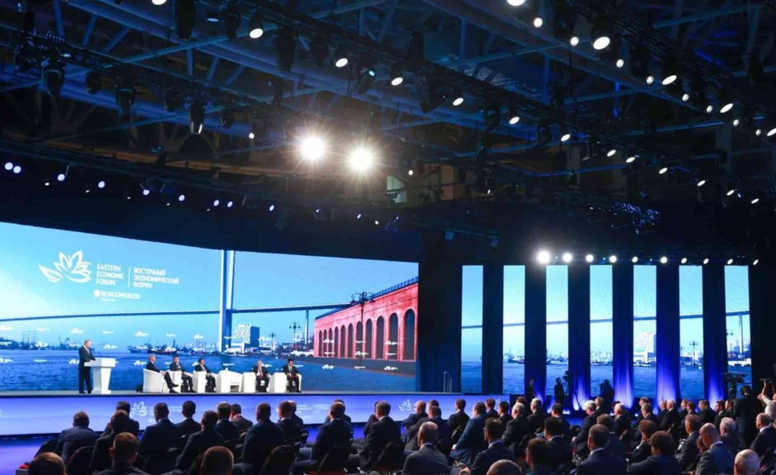 Пленарное заседание Восточного экономического форума во Владивостоке