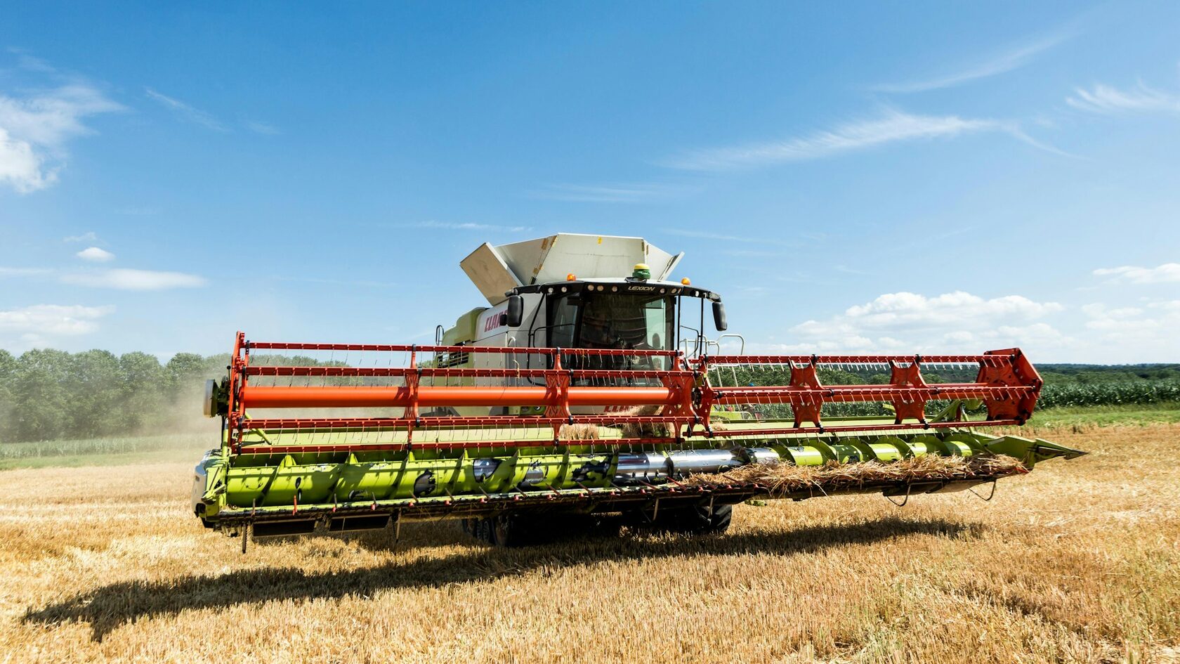 Жатка John Deere 630F в красно-жёлтом цвете для комбайна Россельмаш