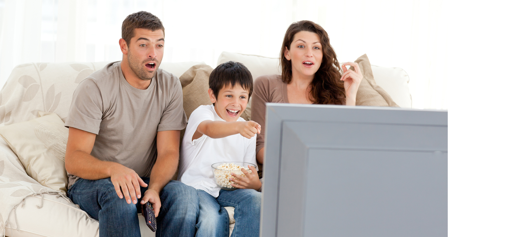 Семья у телевизора. Семья на диване перед телевизором. Семья смотрит телевизор. Счастливая семья у телевизора. Мама друга на диване