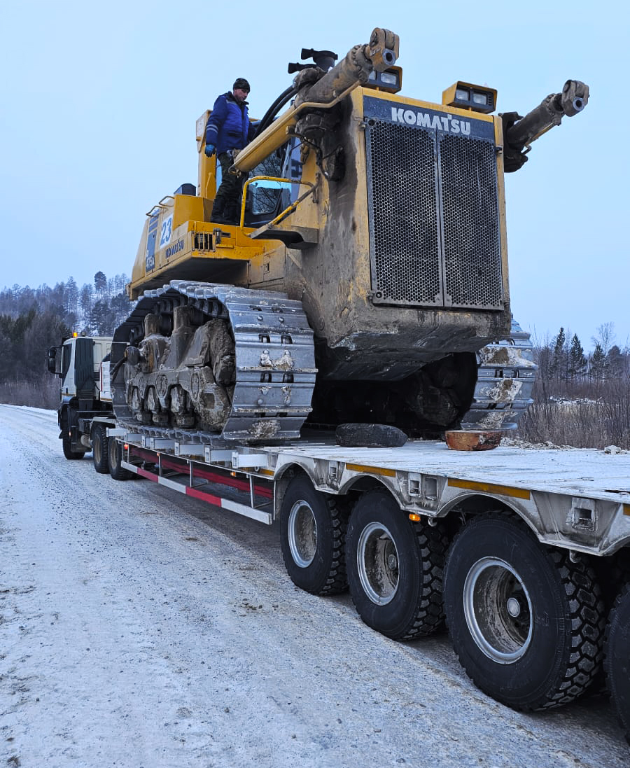 Бульдозер KOMAT'SU 475A стоит в мороз на низкорамном трале AMUR LZY9400TDPA