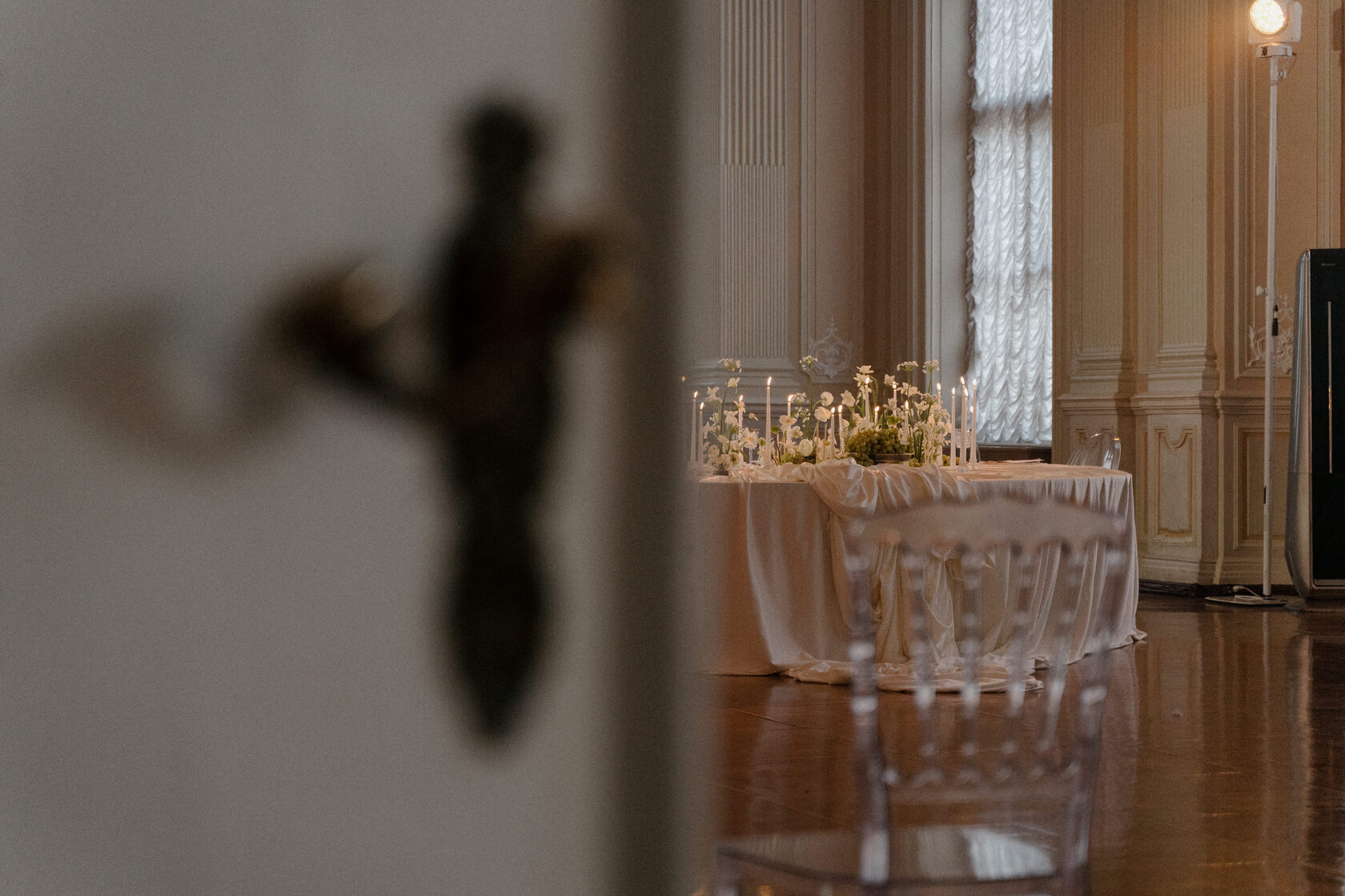 стол жениха и невесты с цветочной композицией