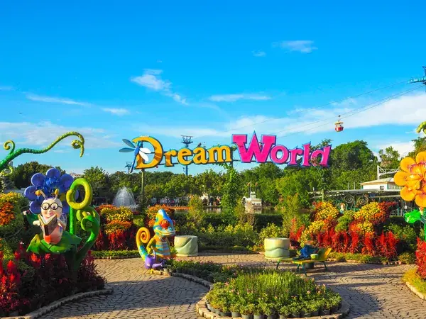 Цветочный Сад Мечты с фигурами и вывеской Dream World под Бангкоком