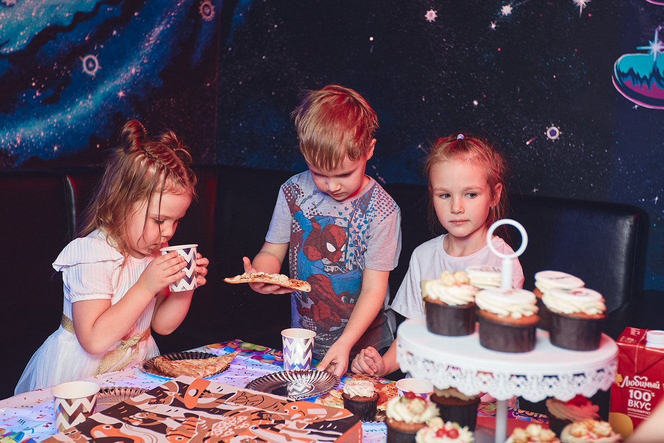 Дети играют в VR на дне рождения в ВЕРТИГО