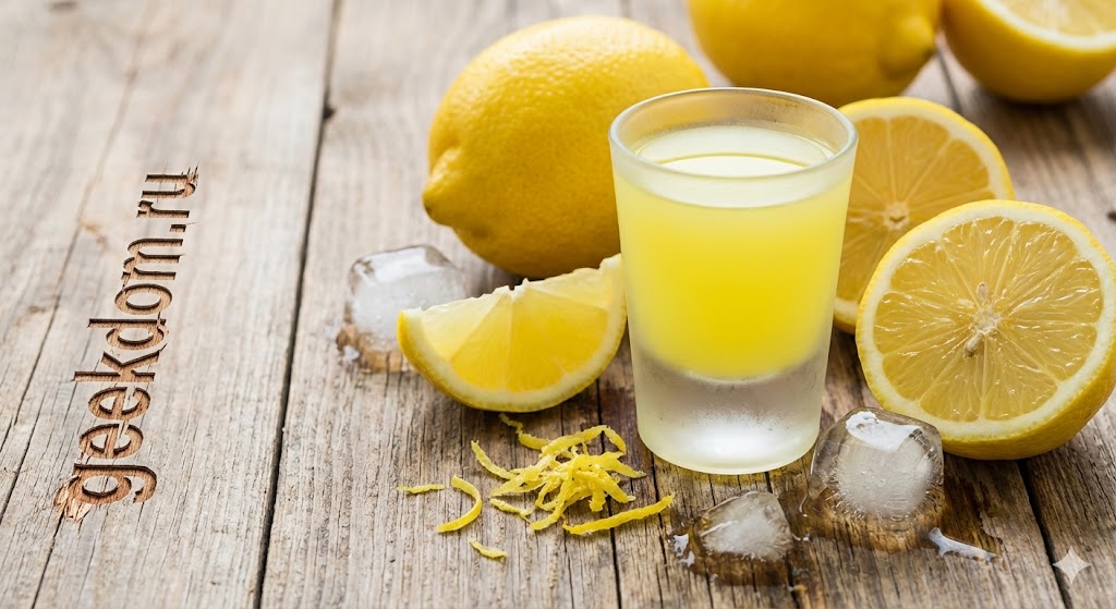 Домашний лимончелло в запотевшей рюмке