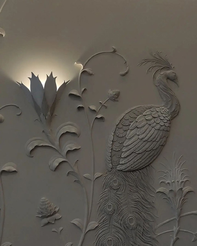 Барельеф на стене с павлинами. Барельеф с птицами в интерьере. Красивое оформление стены. Декоративная подсветка. Светильники для лестницы.