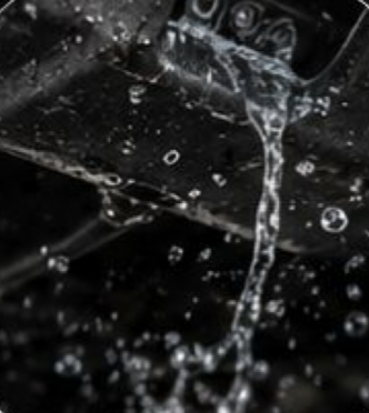 Капли воды на металлической поверхности