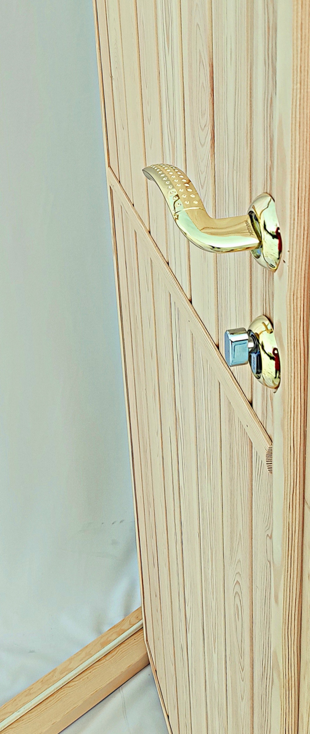 ручка и замок для входной двери из дерева