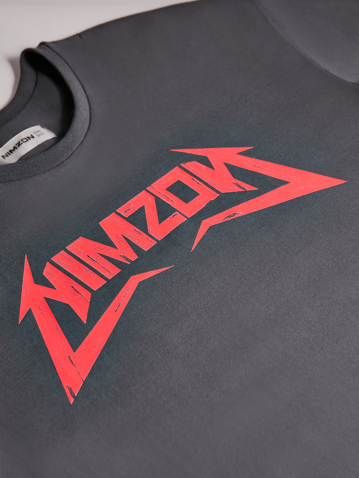 серая футболка с красным принтом крупно