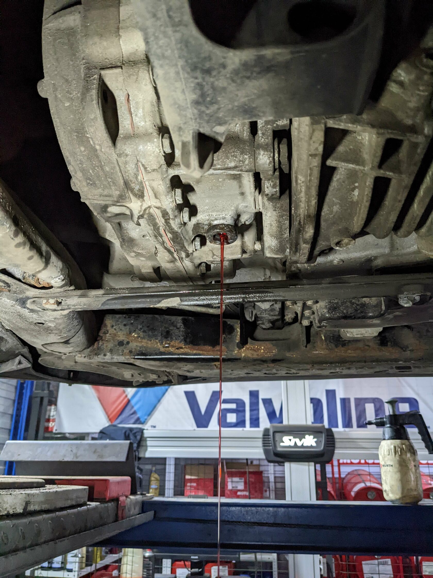 Корректировка уровня масла