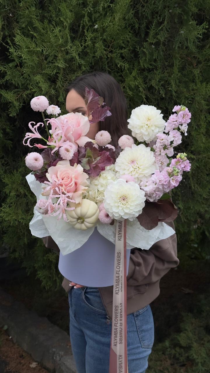 Нежная осеняя композиции с необычными цветами с доставкой по КМВ