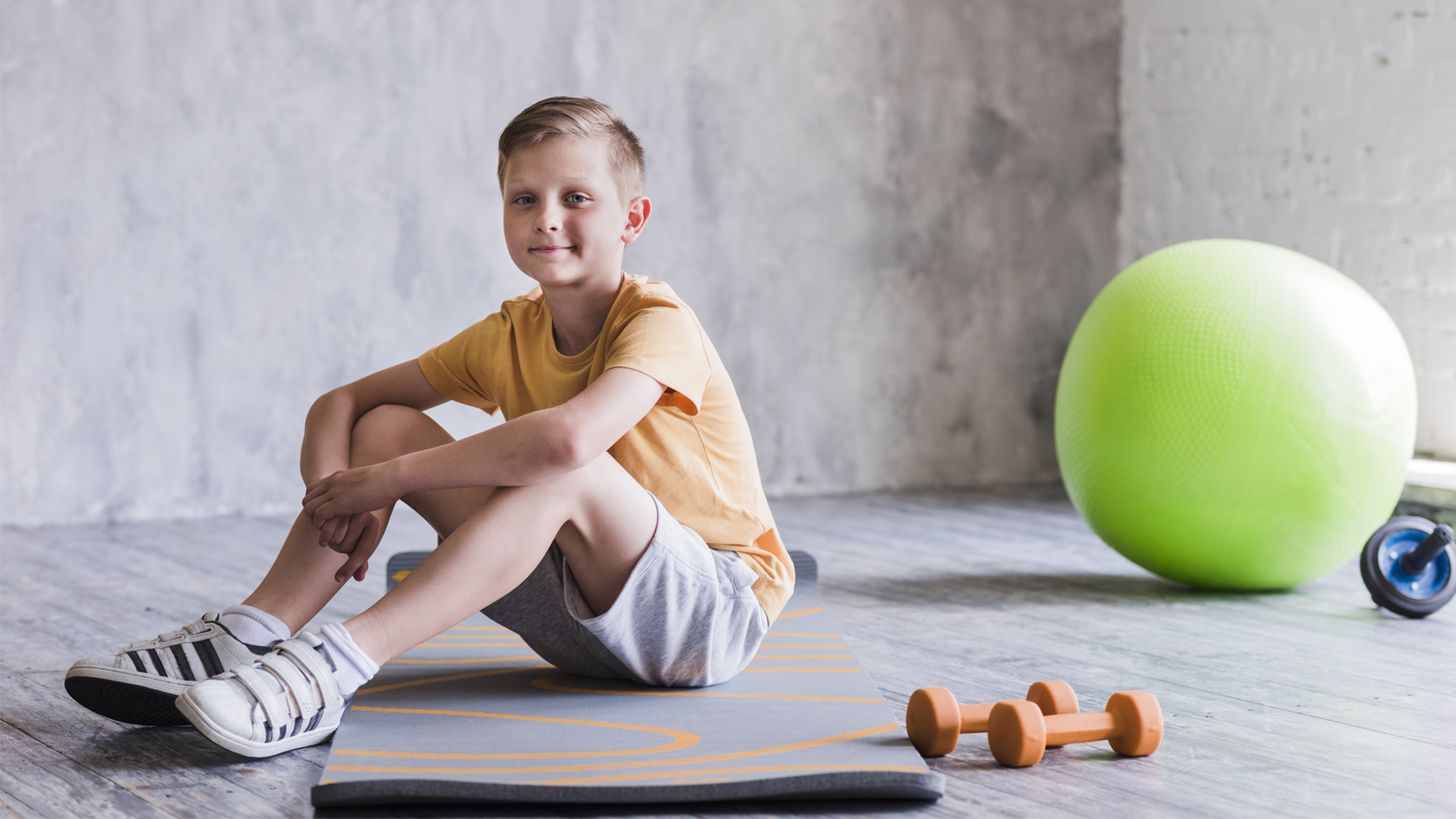 Fitness kids. Детский фитнес. Детский фитнес тренировка. Мальчик сидит на мяче. Ребенок с гантелями.