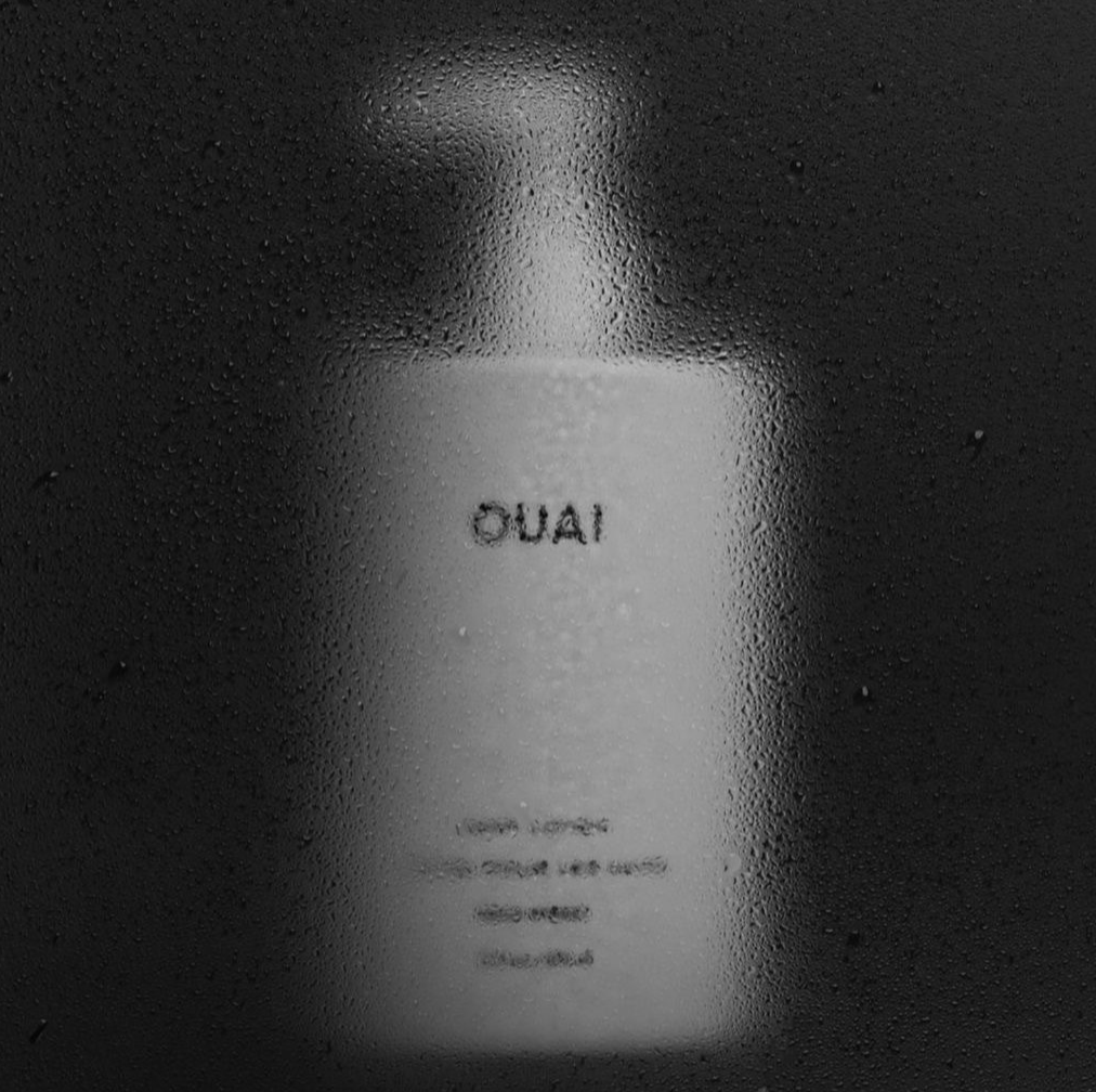 шампунь под стеклом с каплями воды