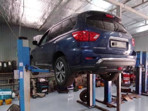 Nissan Pathfinder R52 на подъёмнике для снятия варитора
