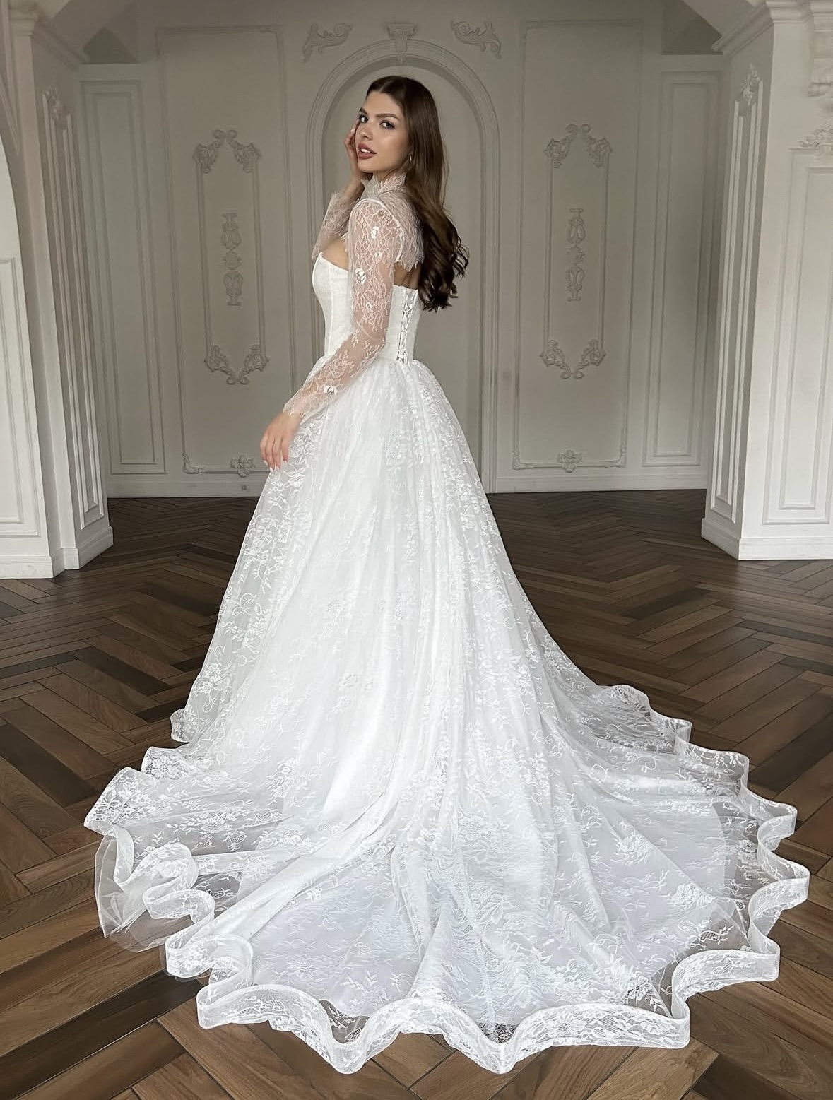 Свадебное платье из матового кружева со шлейфом