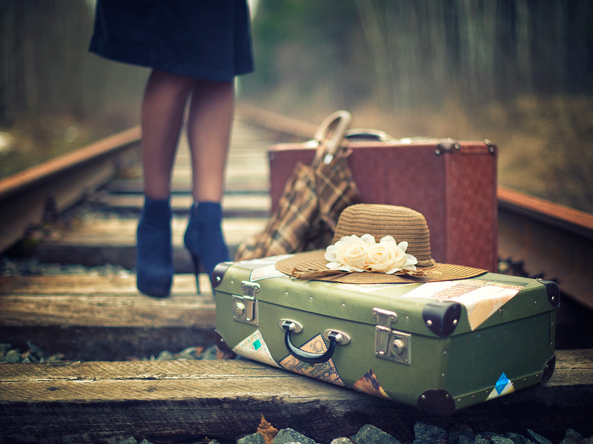 День путешествий налегке 15 апреля. Девушка с чемоданом. Фотосессия с чемоданом. Чемодан красивый. Прикольные чемоданы.