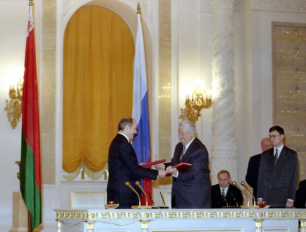 8 декабря белоруссия. Ельцин Лукашенко 1999 подписание. 8 Декабря 1999 Ельцин Лукашенко. Лукашенко и Ельцин Союзное государство. Союзное государство России и Белоруссии 1999.