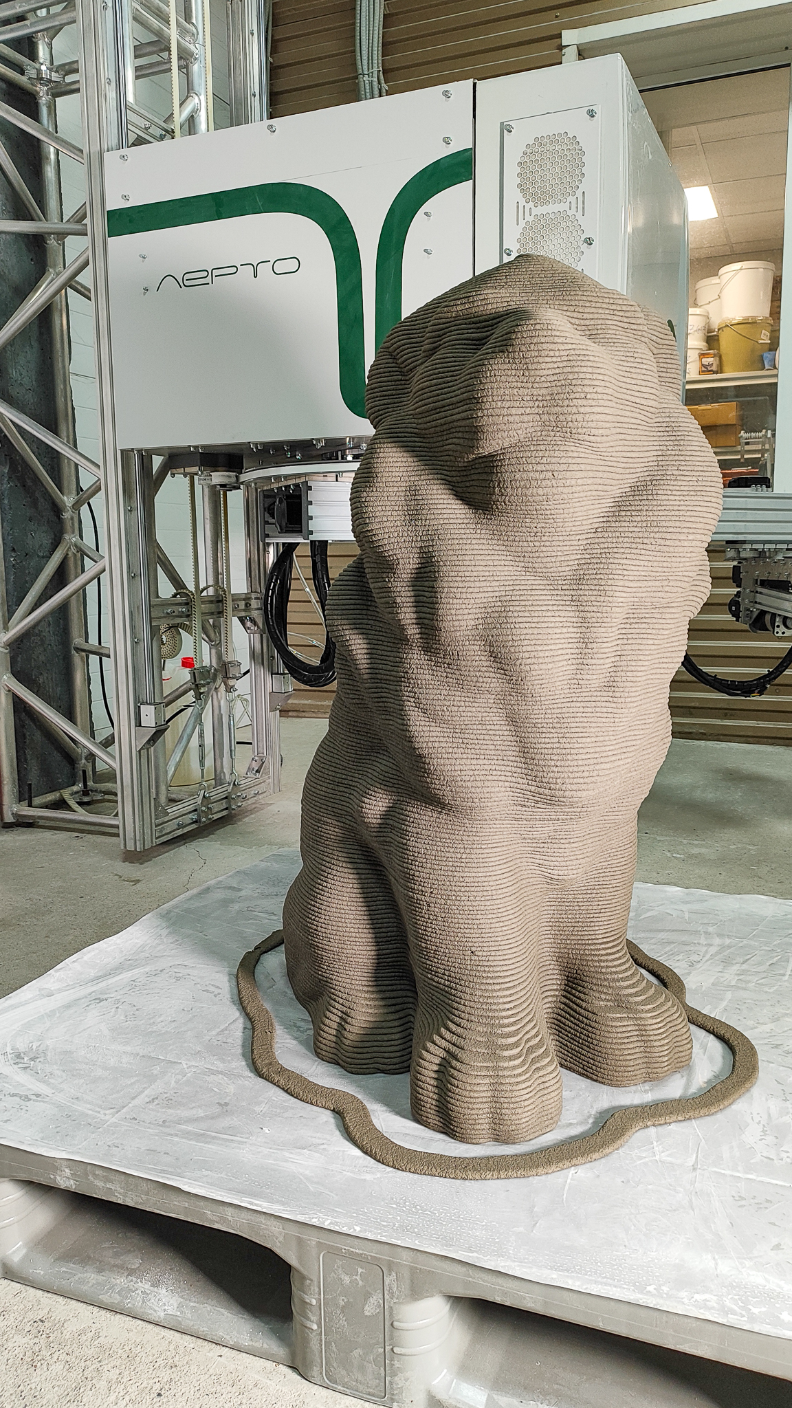 Бетонная скульптура льва напечатана на 3D-принтере Лерто серой смесью Боларс