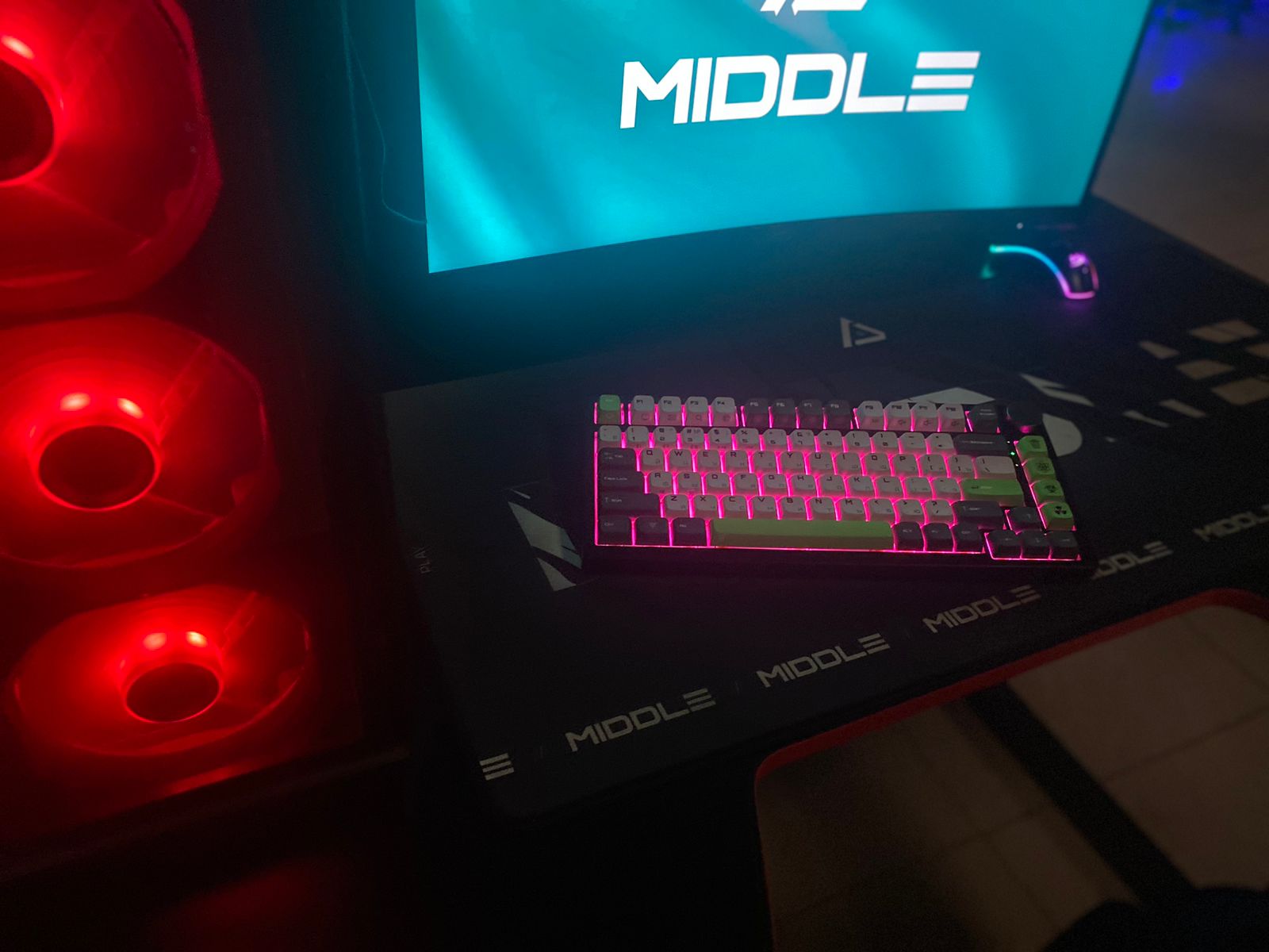 укомплектованное место в компьютерном клубе