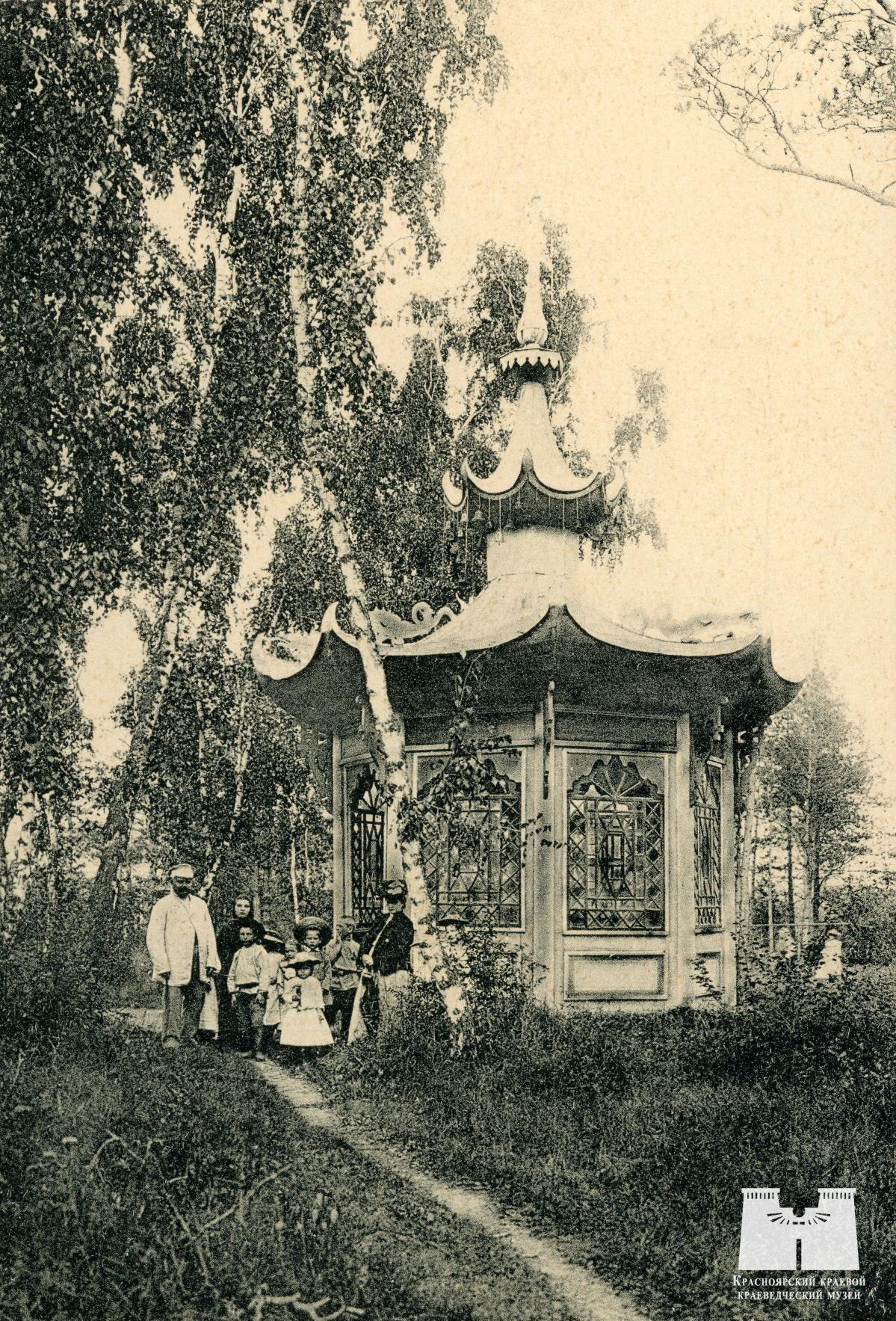 Китайская беседка в городском саду Красноярска