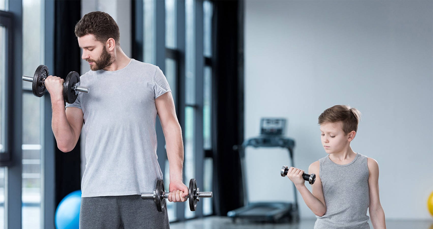 Training boy. Тренер ребенок с гантелями. Тренировка фото мальчики. Тренер и мальчик с гантелями. Фото тренер и ребенок фитнес.