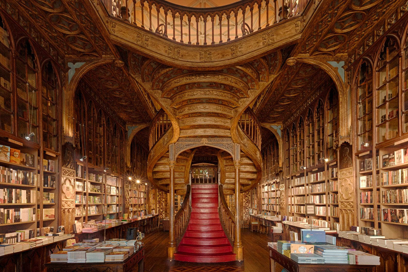 Книжный магазин Livraria Lello в Порту, Португалия