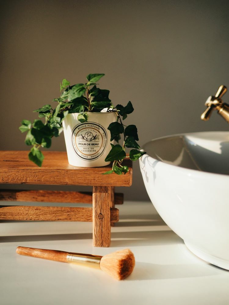 цветок в фарфоровом стакане