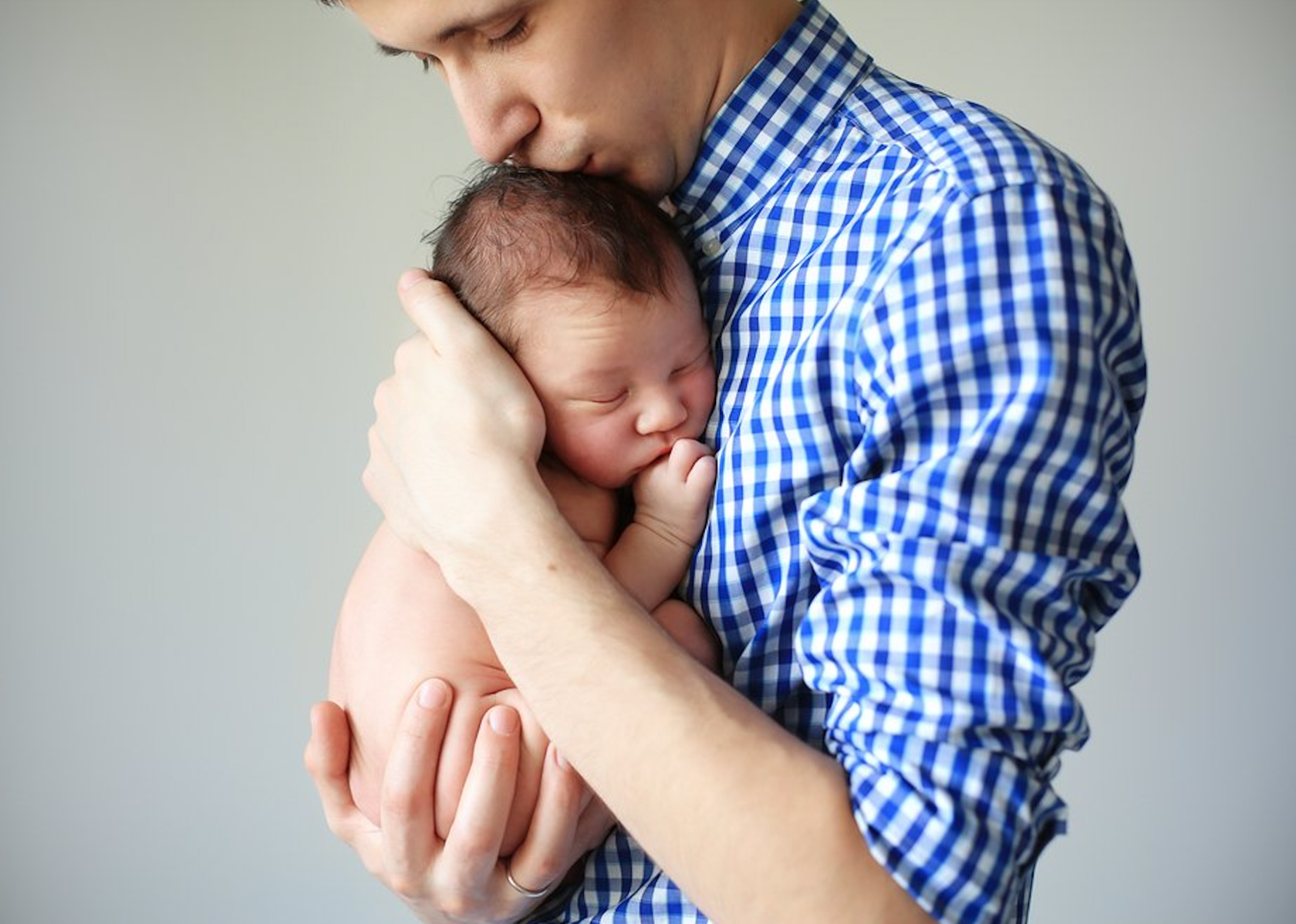 Вместо ребенка муж. Папа с младенцем на руках. Малыш на руках. Парень с ребенком. Фотосессия с новорожденным.