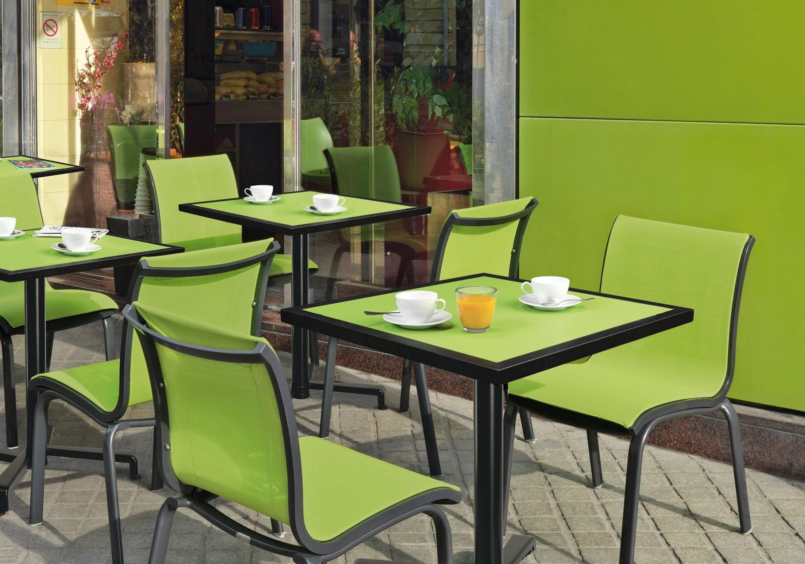 Стол для уличного кафе. Столы и стулья для кафе. Столы и стулья для летнего кафе. Уличные столики для кафе. Столы и стулья для кофейни.