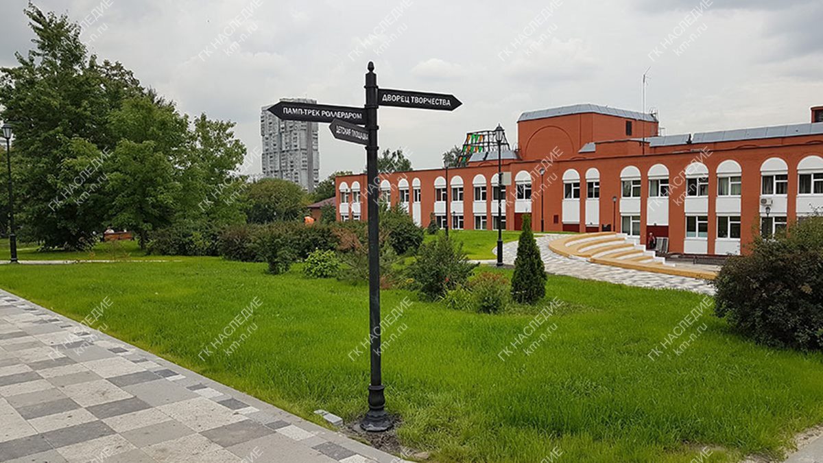 Классический уличный указатель с чугунным цоколем