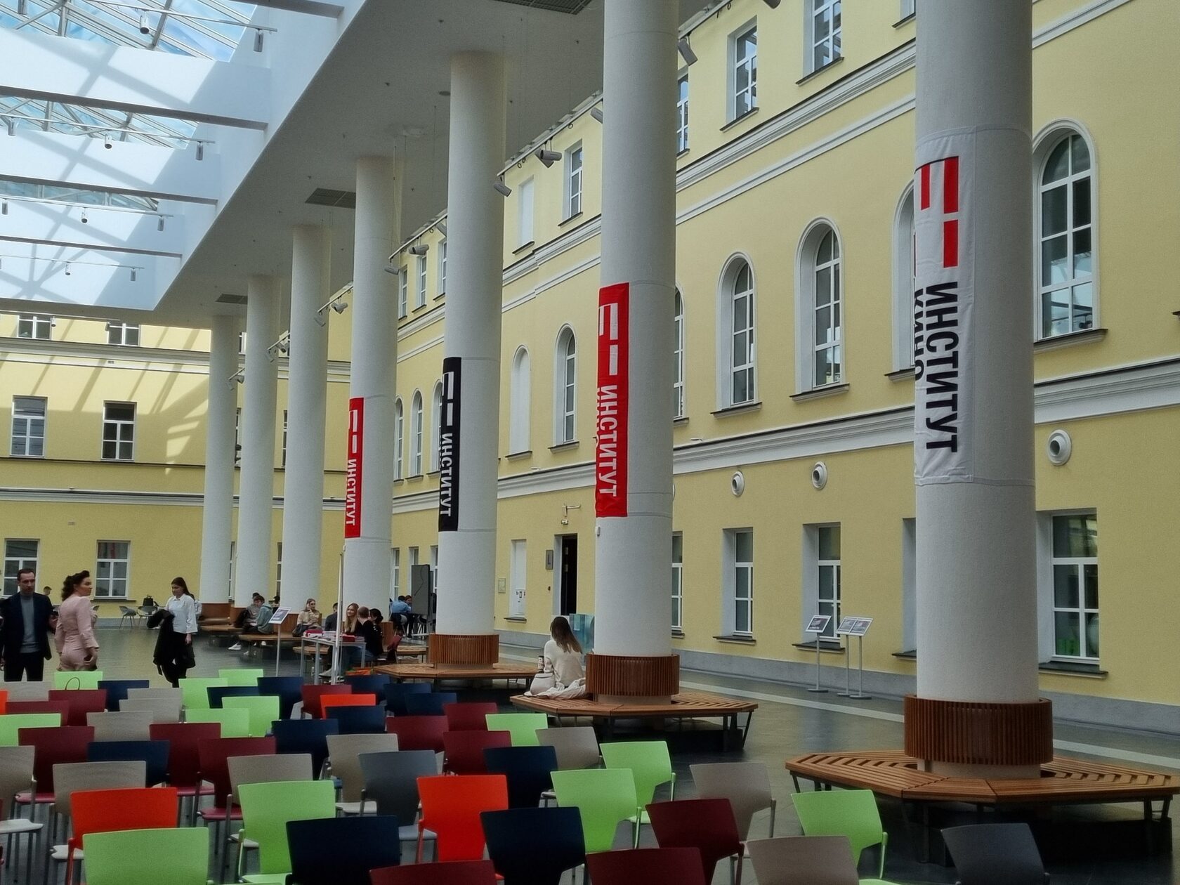 Брендирование дня открытых дверей института кино