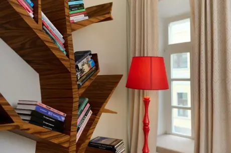 Книжный шкаф в форме дерева