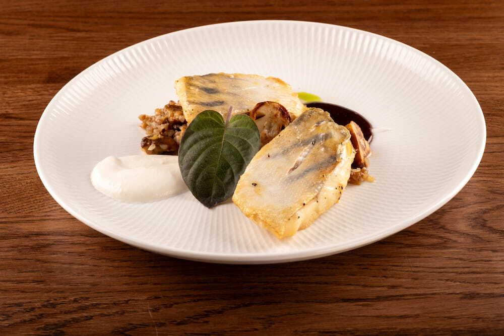 Судак под хреном с белыми грибами и гречкой