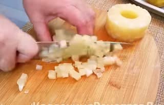 Приготовление салата с ананасом и ветчиной слоями: шаг 2