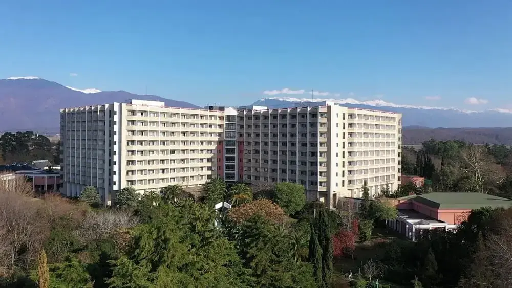 Корпус санатория и горы в снегу, 1 января