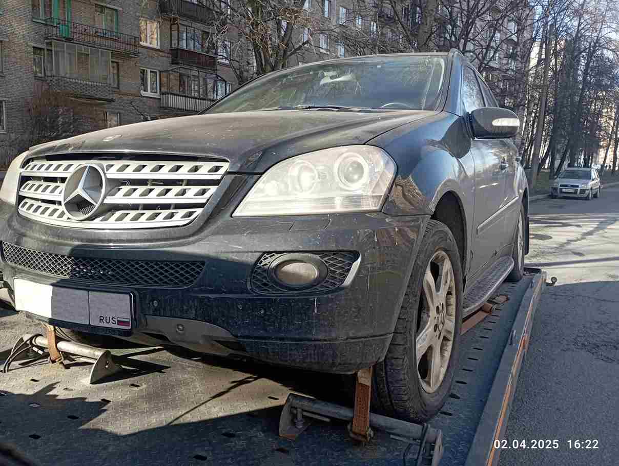 Эвакуация Mercedes Benz ML 350 с улицы Бутлерова в Калининском районе Санкт-Петербурга
