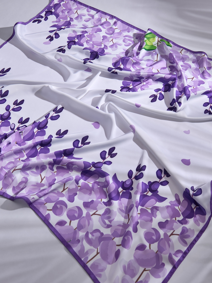 сиреневый платок разложен на нейтральном фоне