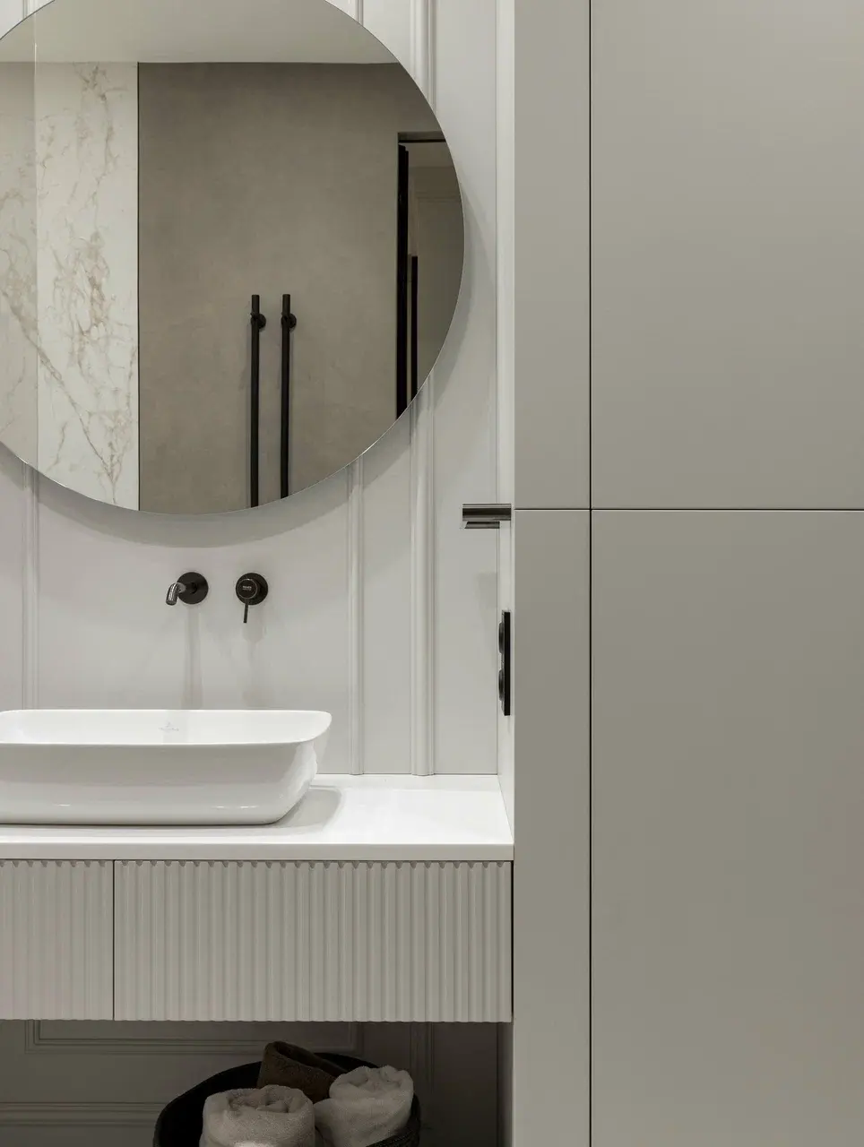 белая раковина в туалете