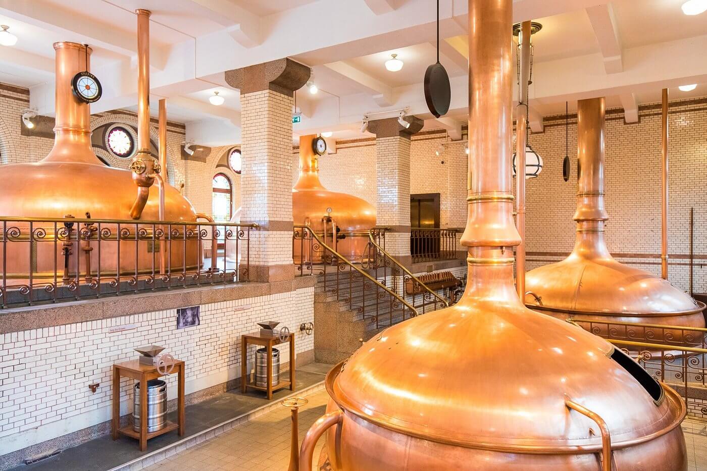 Варочный зал пивоварни с коническими медными чанами — традиционное оборудование для варки лагера