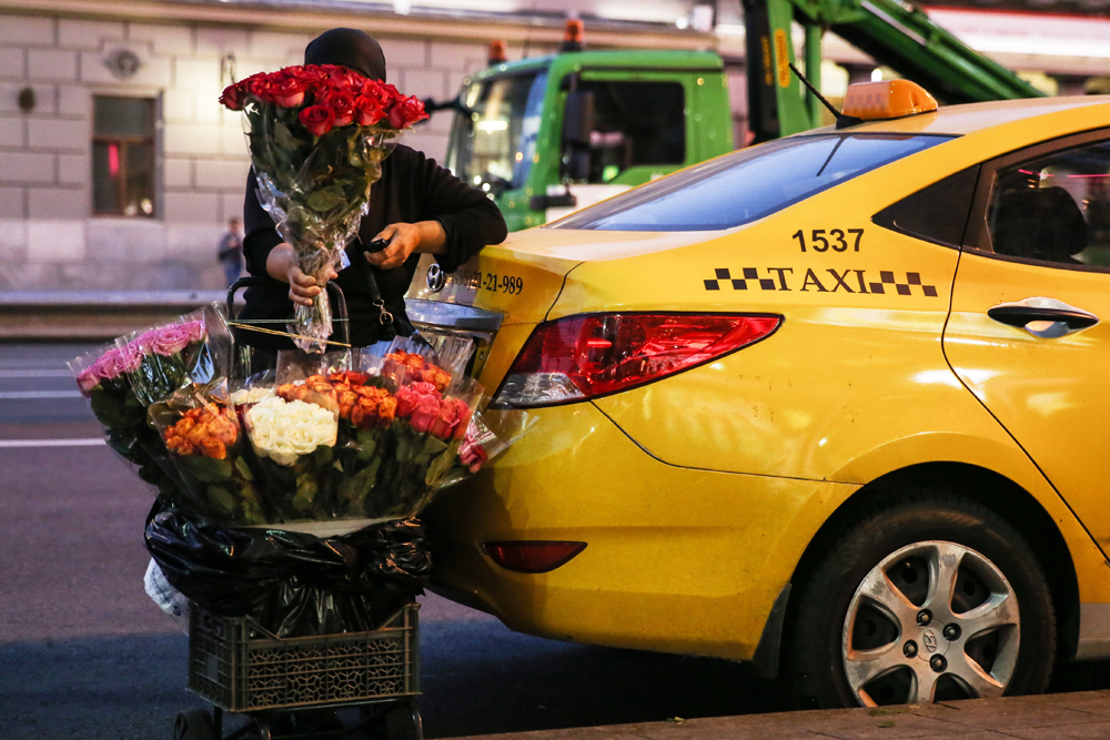 Еще один неплохой вариант - сотрудничество с таксистами. Ведь им, по сути, все равно кого возить - людей или цветы. Накануне 