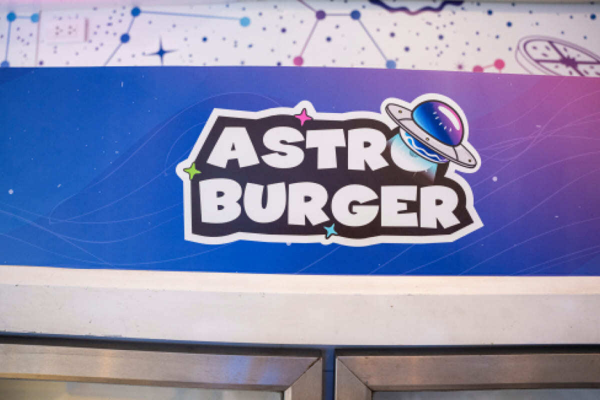 Брендинг для бургерной Astro Burger: логотип, фирменный стиль, упаковка, космическая стилистика