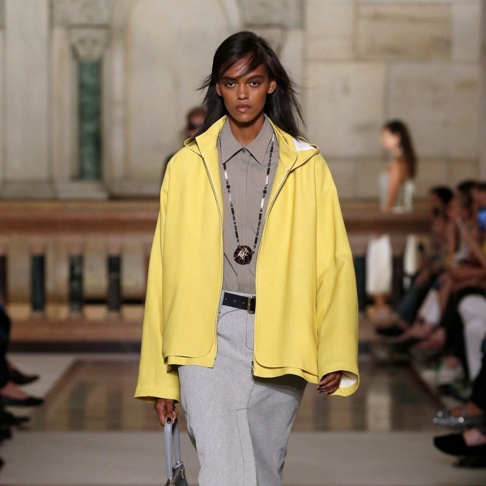 сочетание цветов в одежде с желтым цветом