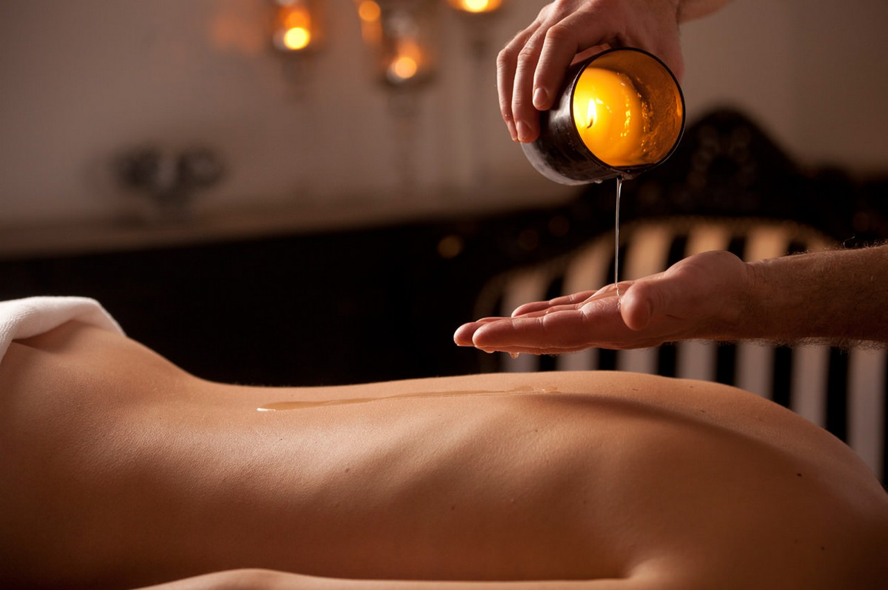 Oil massage videos. Масло для массажа. Масляный массаж. Масляный массаж тела. Массажные свечи.